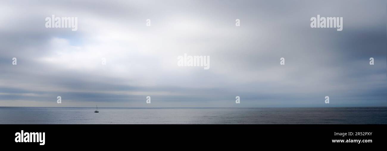 Solo una barca a vela singola su un mare calmo Foto Stock