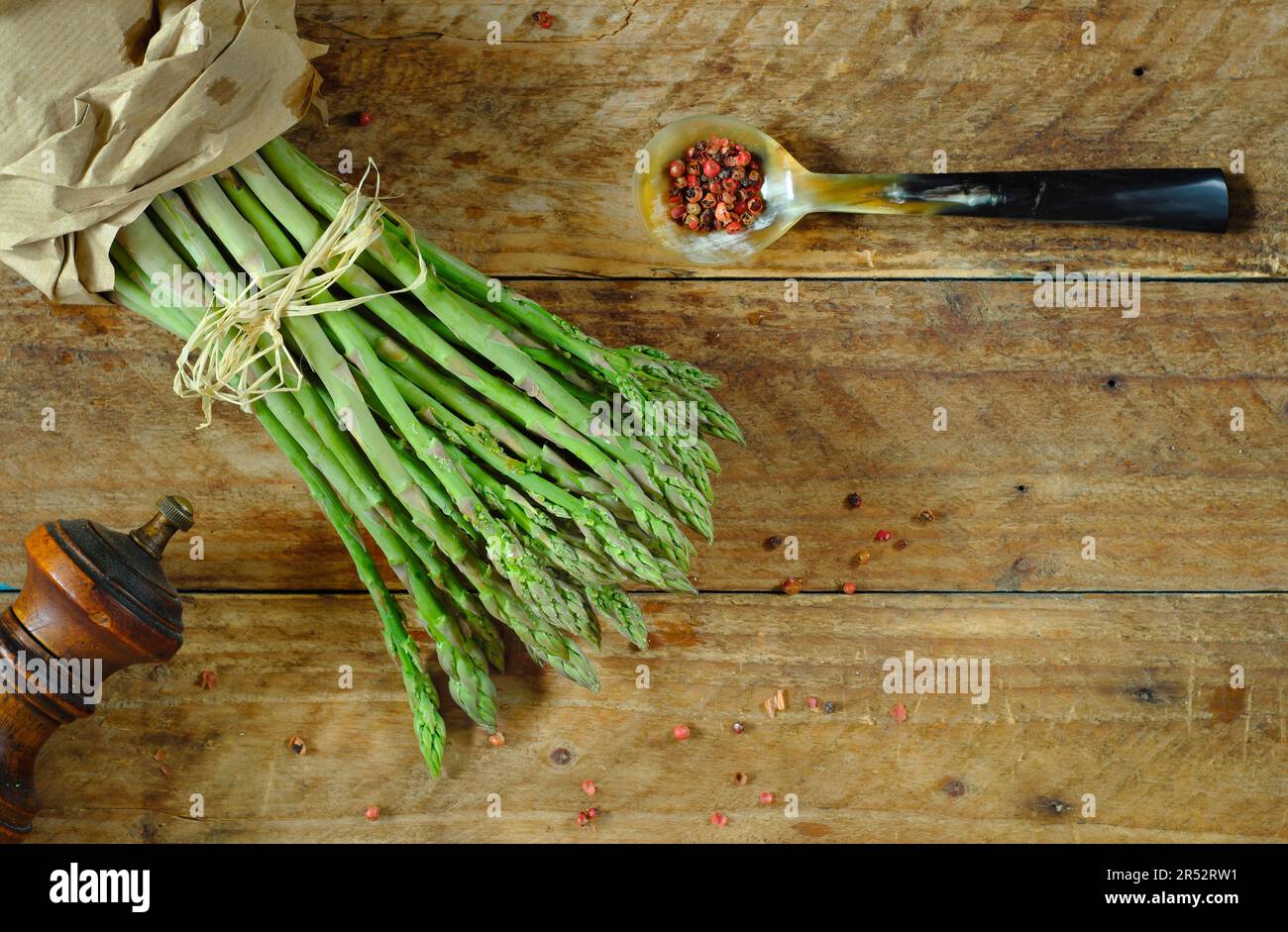 mazzo di asparagi verdi freschi su sfondo di legno, cibo di stagione e cibo sano Foto Stock