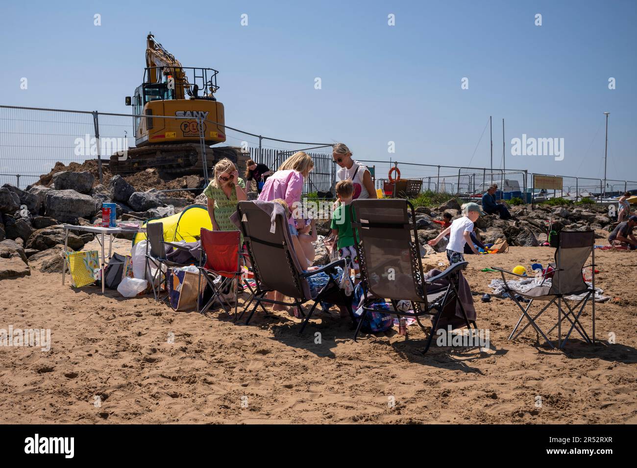 West Kirby Beach, The Wirral, Merside, Regno Unito. Le persone si godono una giornata calda in spiaggia. Foto Stock