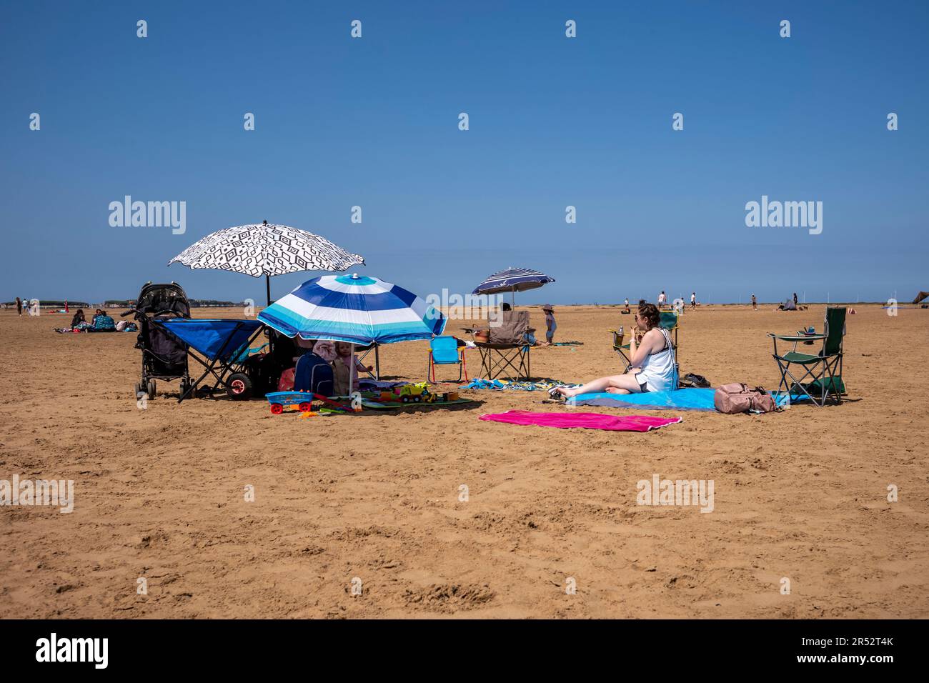 West Kirby Beach, The Wirral, Merside, Regno Unito. Le persone si godono una giornata calda in spiaggia. Foto Stock