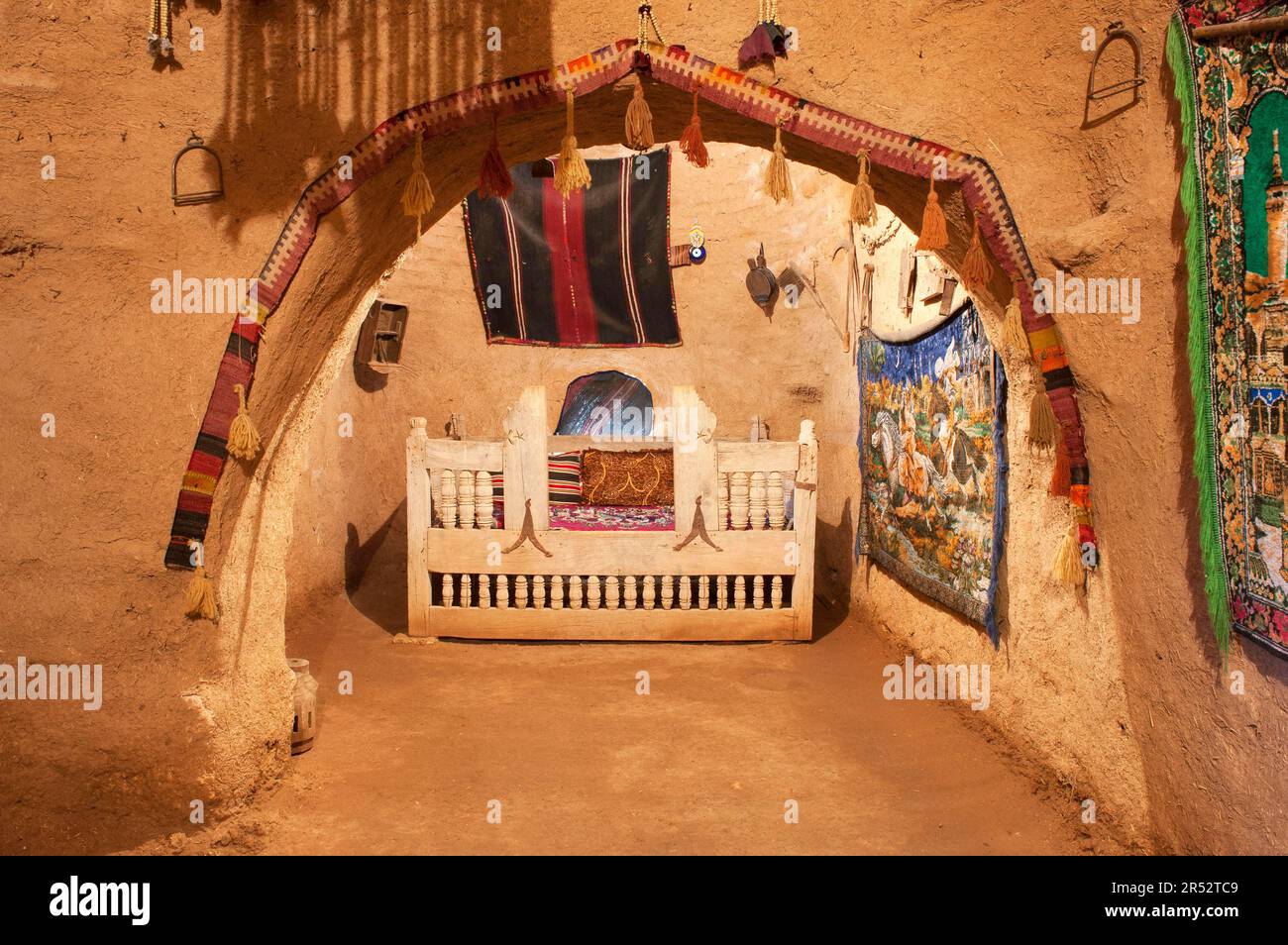 All'interno della tradizionale casa di fango dell'alveare, case di fango, capanna di fango, Harran, provincia di Sanliurfa, Turchia Foto Stock