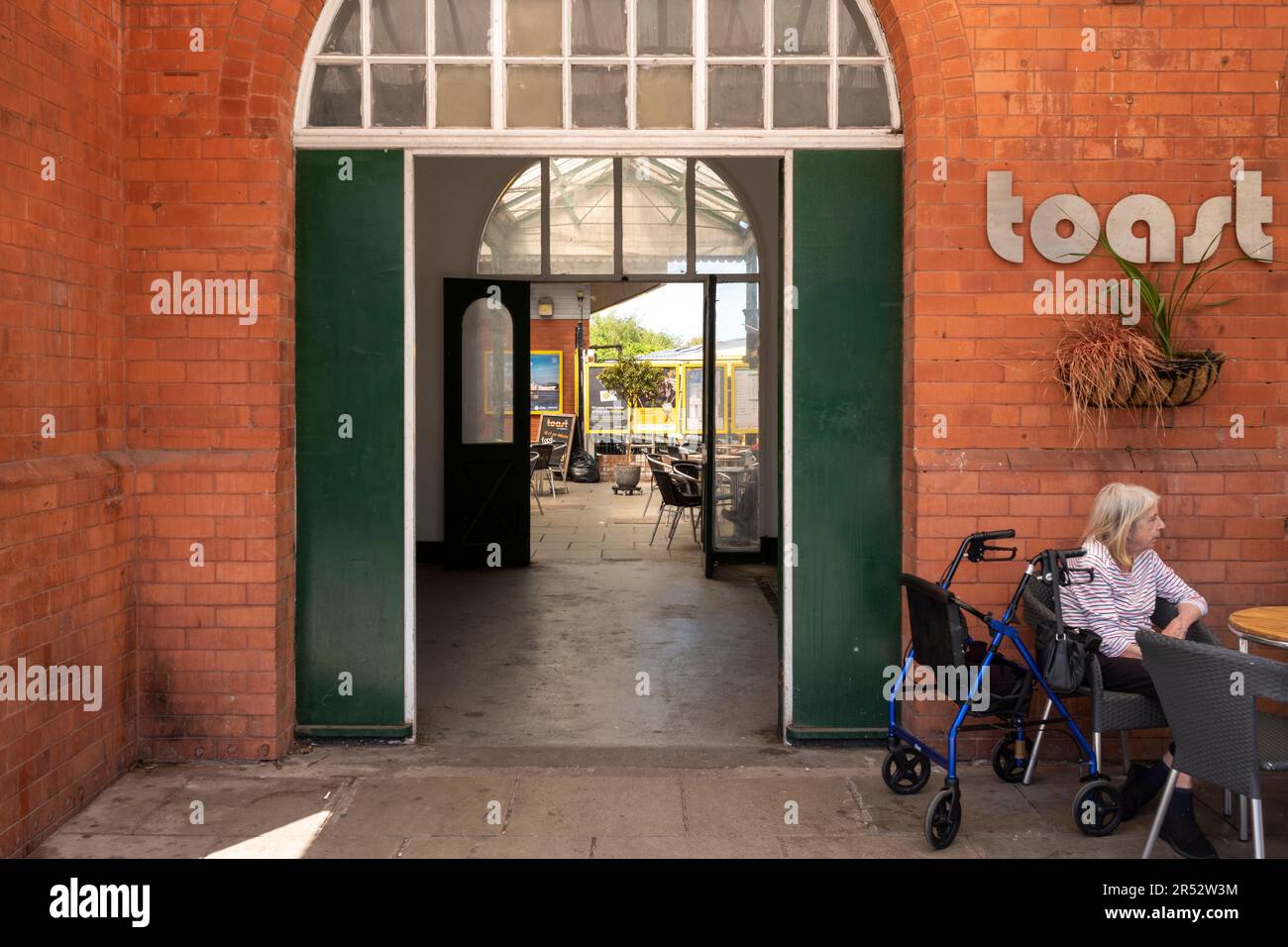 West Kirby Beach, The Wirral, Merside, Regno Unito. Stazione ferroviaria West Kirby. Merseyrail. Foto Stock