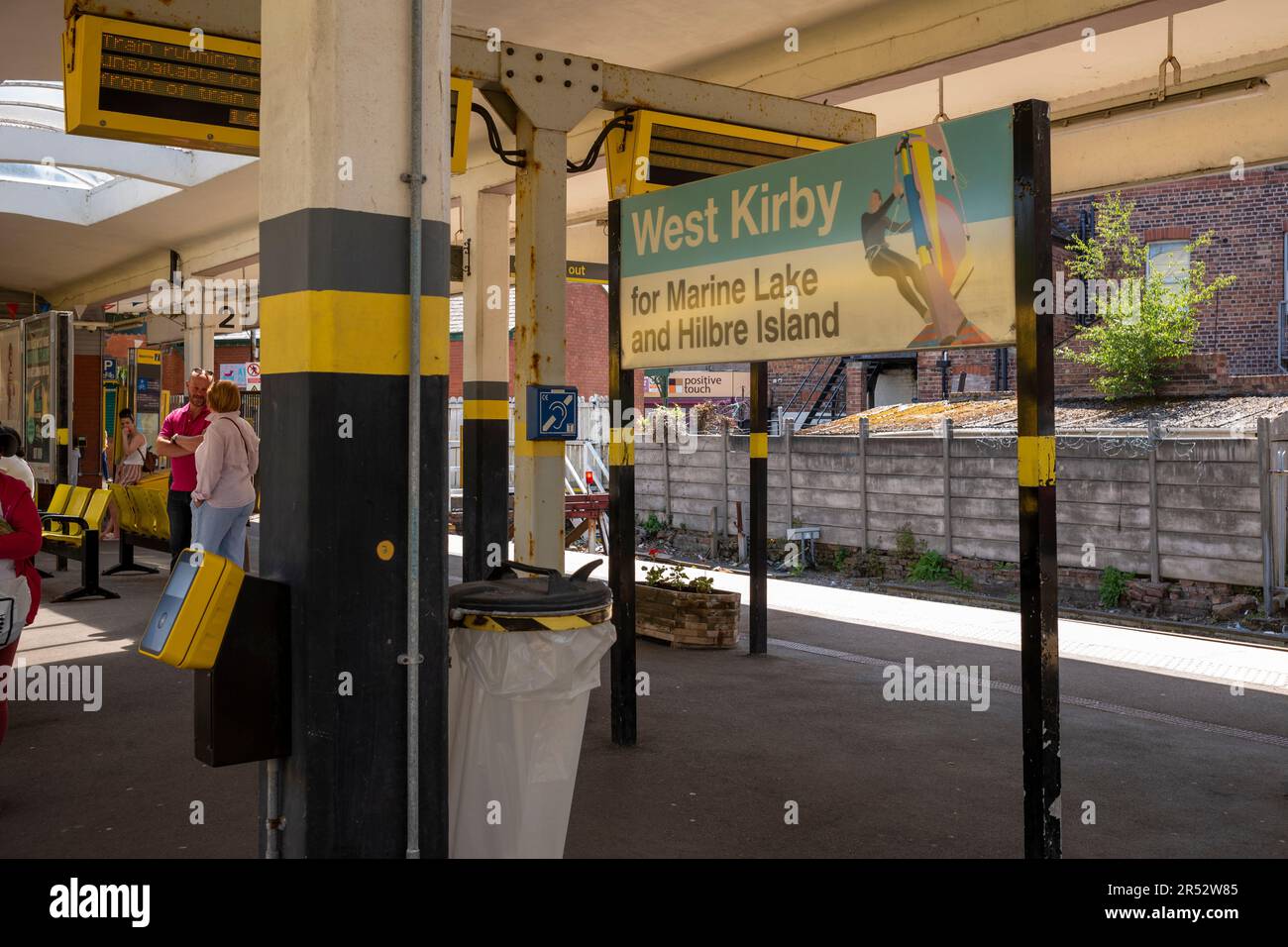 West Kirby Beach, The Wirral, Merside, Regno Unito. Stazione ferroviaria West Kirby. Merseyrail. Foto Stock