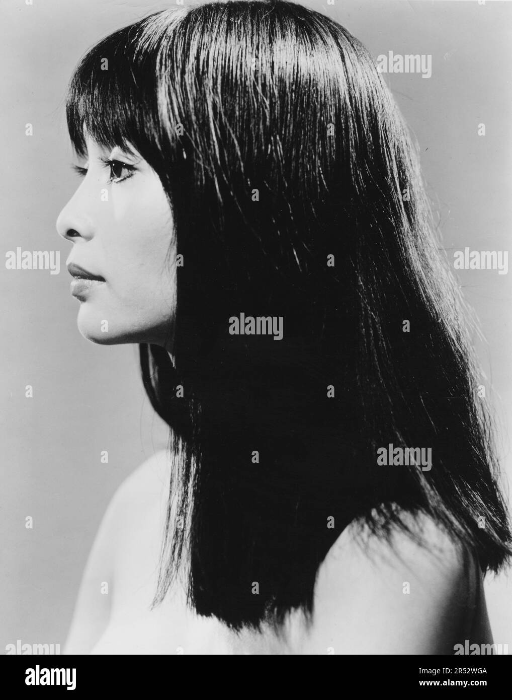 Mie Hama, testa e spalle Ritratto pubblicitario per il film, 'What's Up, Tiger Lily?', American International Pictures, 1966 Foto Stock