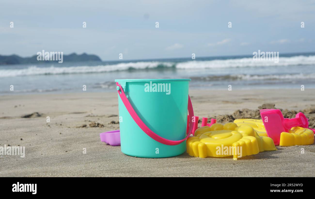 Giocattoli per bambini sulla spiaggia di sabbia bianca Foto Stock