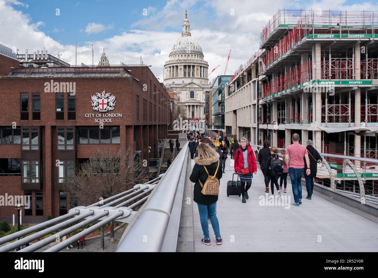 Londra, Regno Unito - 04 06 2023: City of London School e St Paul's Cathedral sullo sfondo. Foto Stock