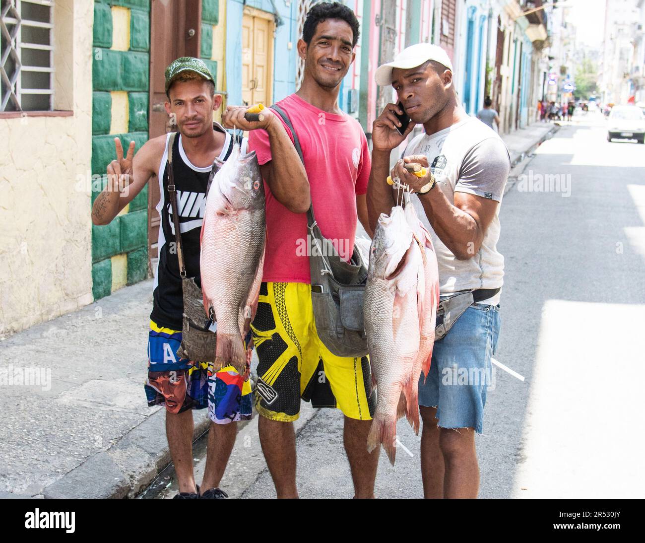 Pescatori cubani con il pescato fresco del giorno a l'Avana, Cuba. Foto Stock