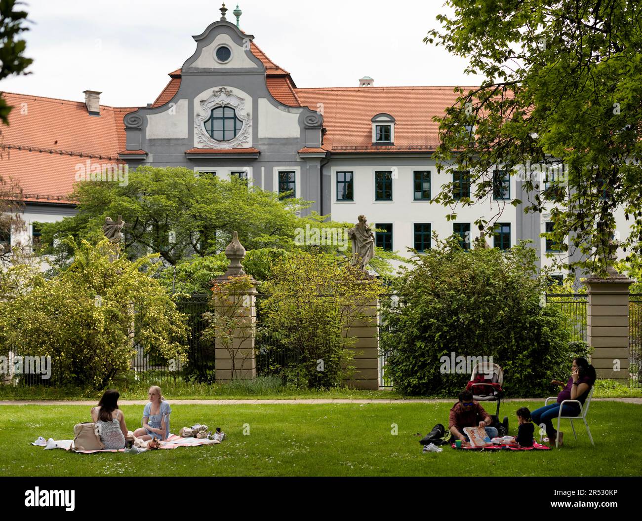 Persone che si godono il caldo e rilassarsi in Hofgarten, Augusta, Baviera, Germania Foto Stock