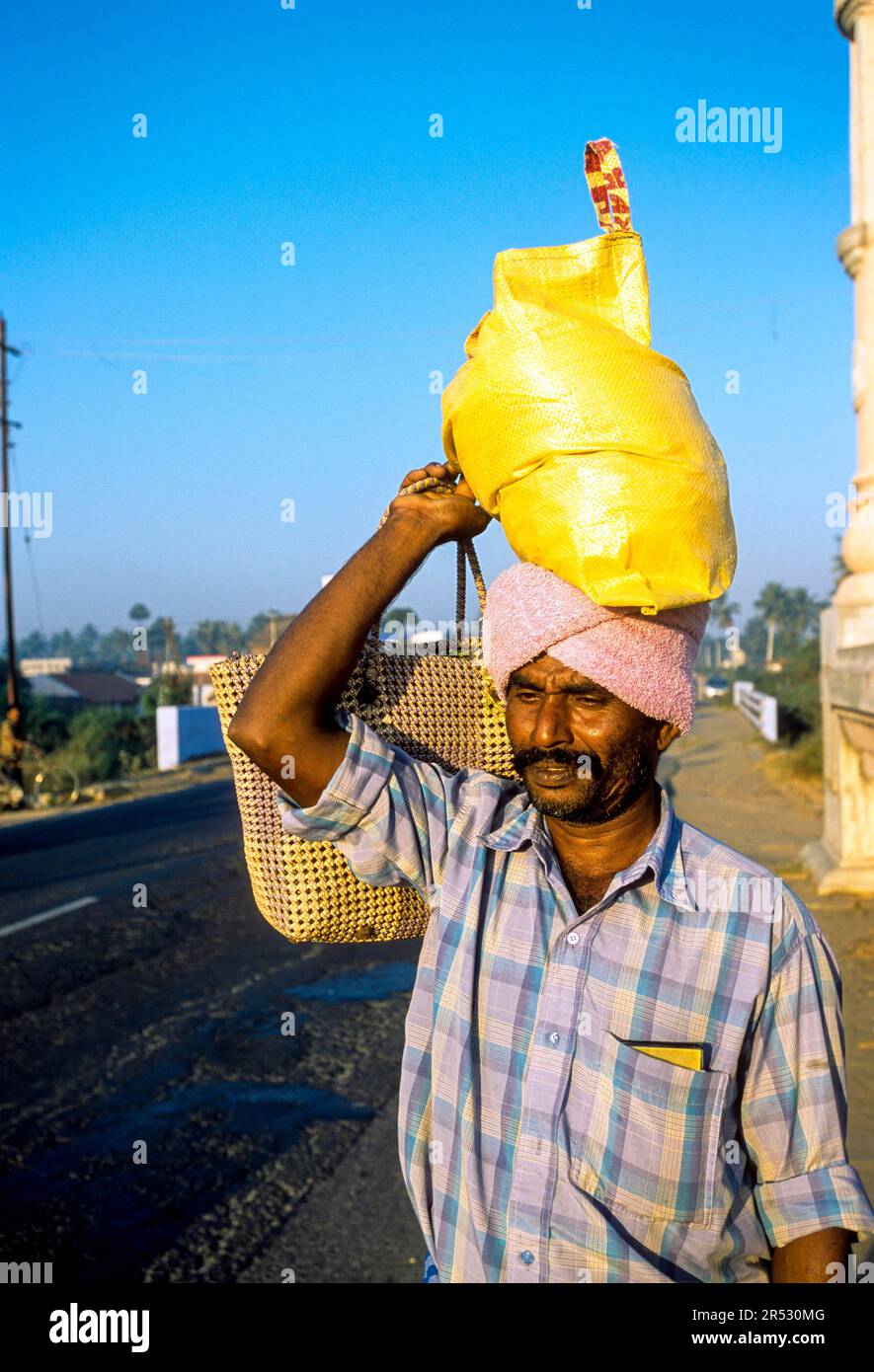 Una borsa per il trasporto di un villager in testa a Tirunelveli Thirunelveli, Tamil Nadu, India meridionale, India, Asia Foto Stock