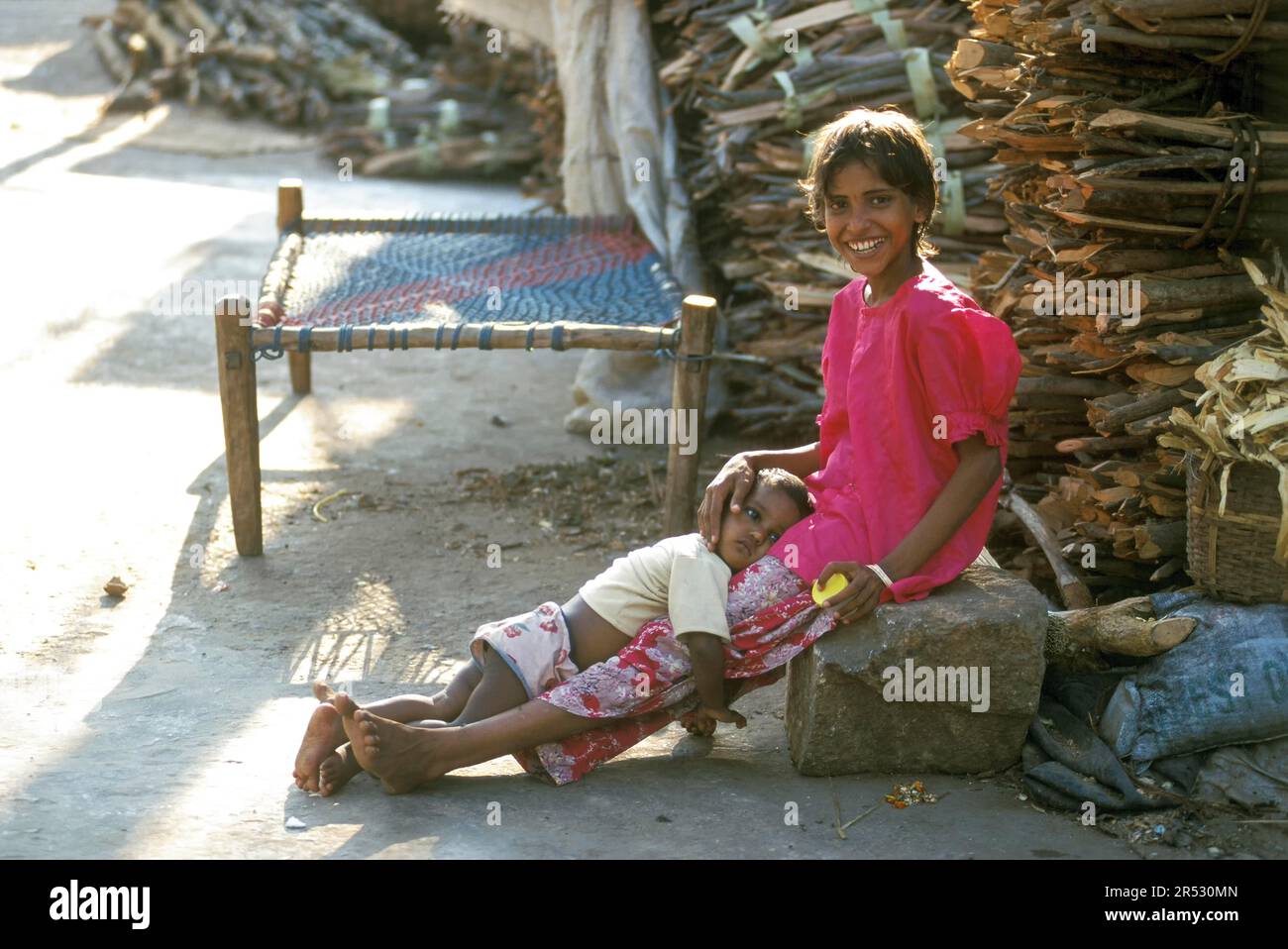 Sorelle, villaggio di pescatori, Visakhapatnam, Andhra Pradesh, India Foto Stock