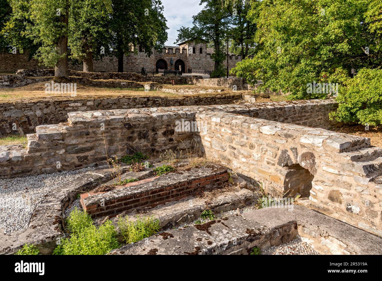 Rovine, mura, resti del sistema di riscaldamento del canale, riscaldamento a pavimento dell'ostello Mansio, scavi del camping village vicus, porta Praetoria, romana Foto Stock