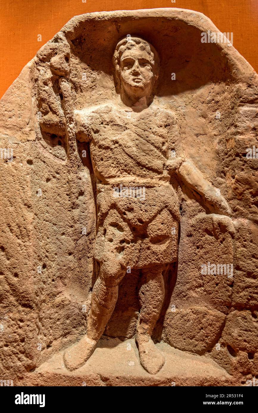 Marte, dio della guerra, sollievo in pietra, soldato con lancia e scudo, fortezza romana Saalburg, fortezza coorte ricostruita, museo, parco archeologico, Superiore Foto Stock