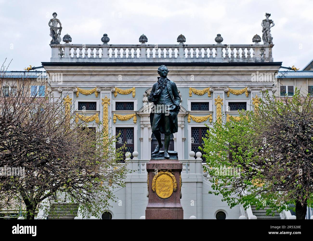 Statua in bronzo di Goethe di Carl Seffner sul Naschmarkt di fronte alla vecchia borsa valori di Lipsia, Sassonia, Germania Foto Stock