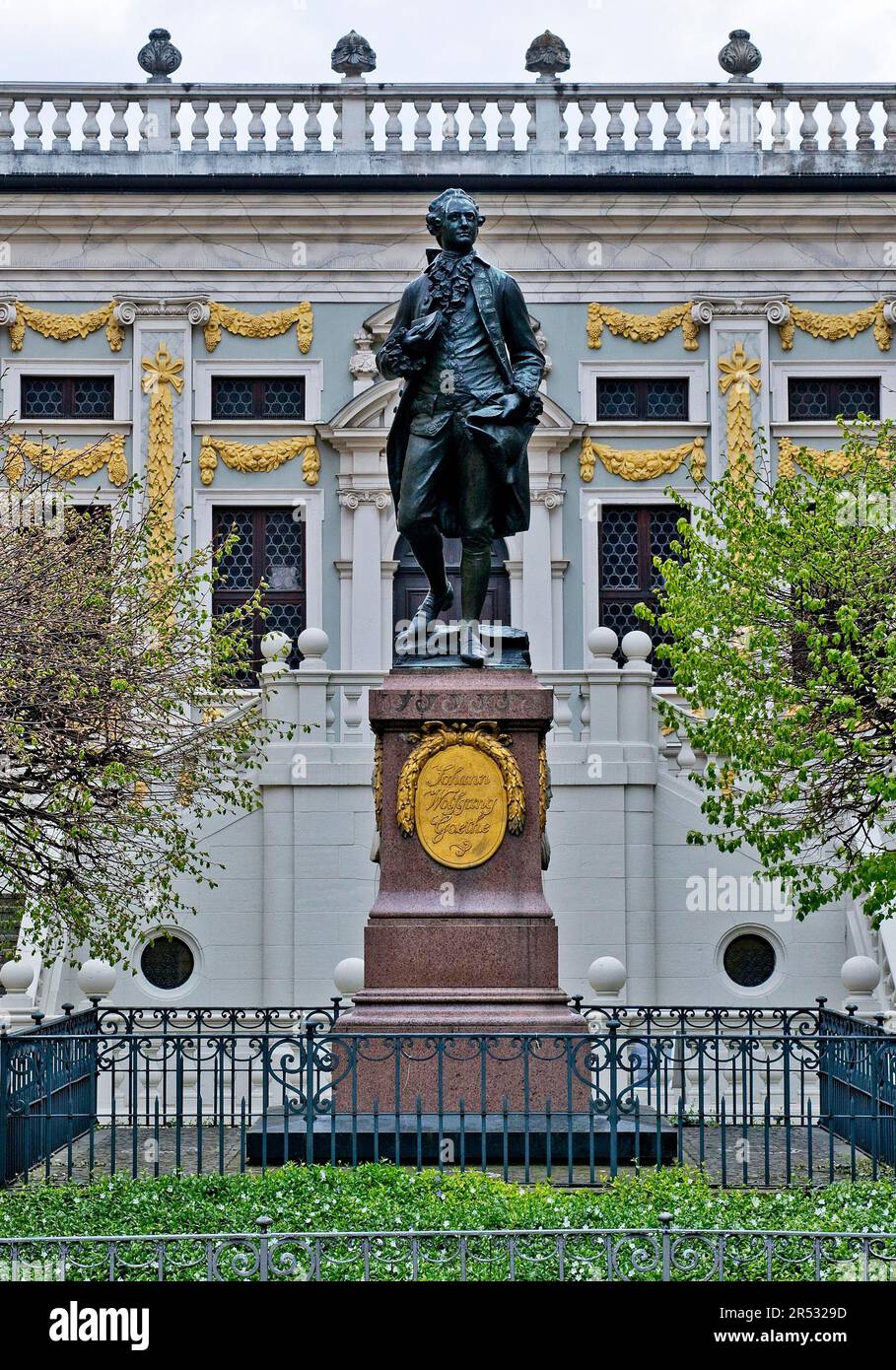 Statua in bronzo di Goethe di Carl Seffner sul Naschmarkt di fronte alla vecchia borsa valori di Lipsia, Sassonia, Germania Foto Stock