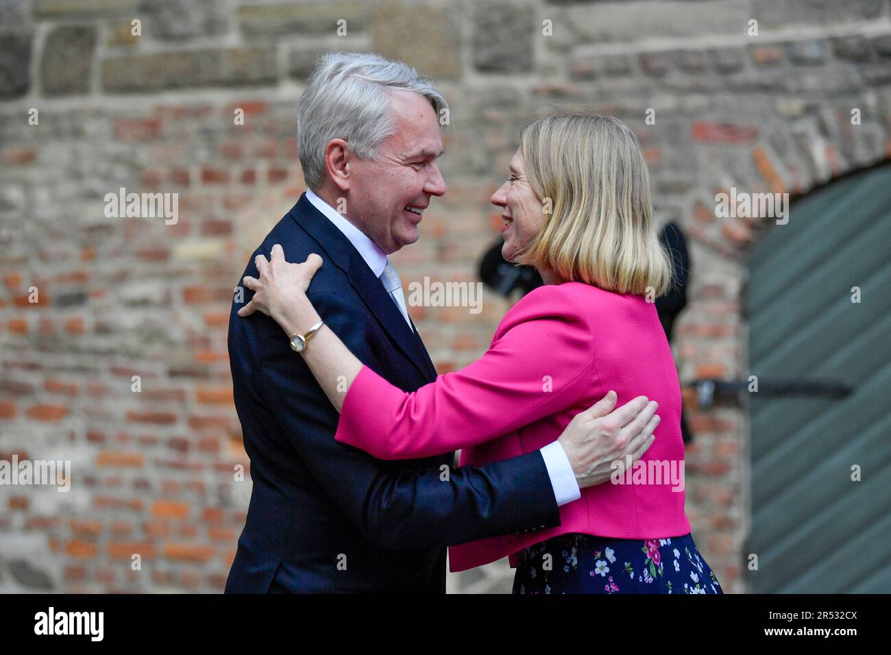 Oslo 20230531.il ministro degli Esteri Anniken Huitfeldt saluta la sua collega finlandese Pekka Haavista, che arriva alla cena dei ministri degli Esteri della NATO alla Fortezza di Akershus mercoledì pomeriggio. Foto: Rodrigo Freitas / NTB / PISCINA Foto Stock