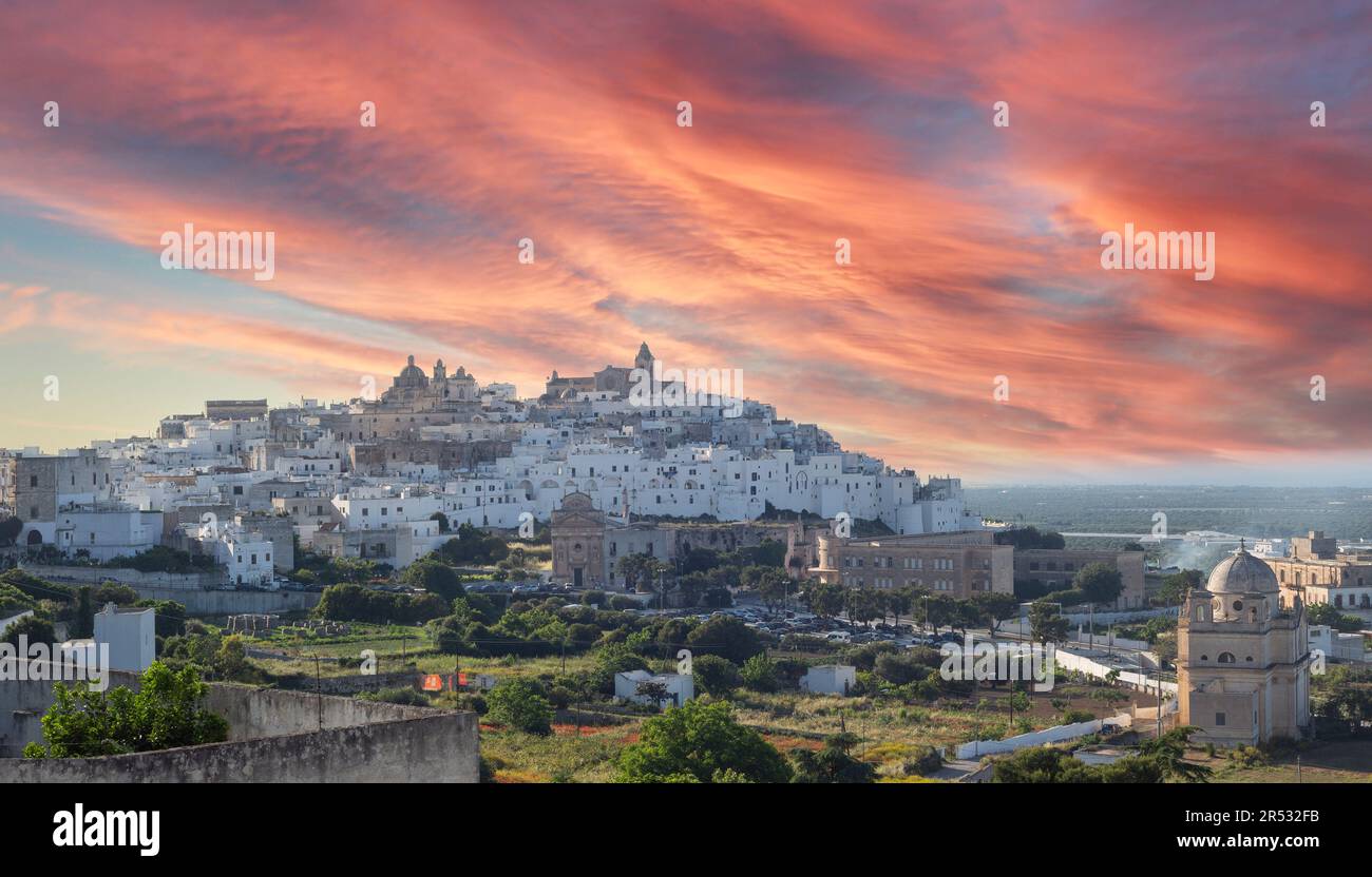 Ostuni città bianca skyline, Brindisi, Puglia Italia meridionale. L'Europa. Foto Stock