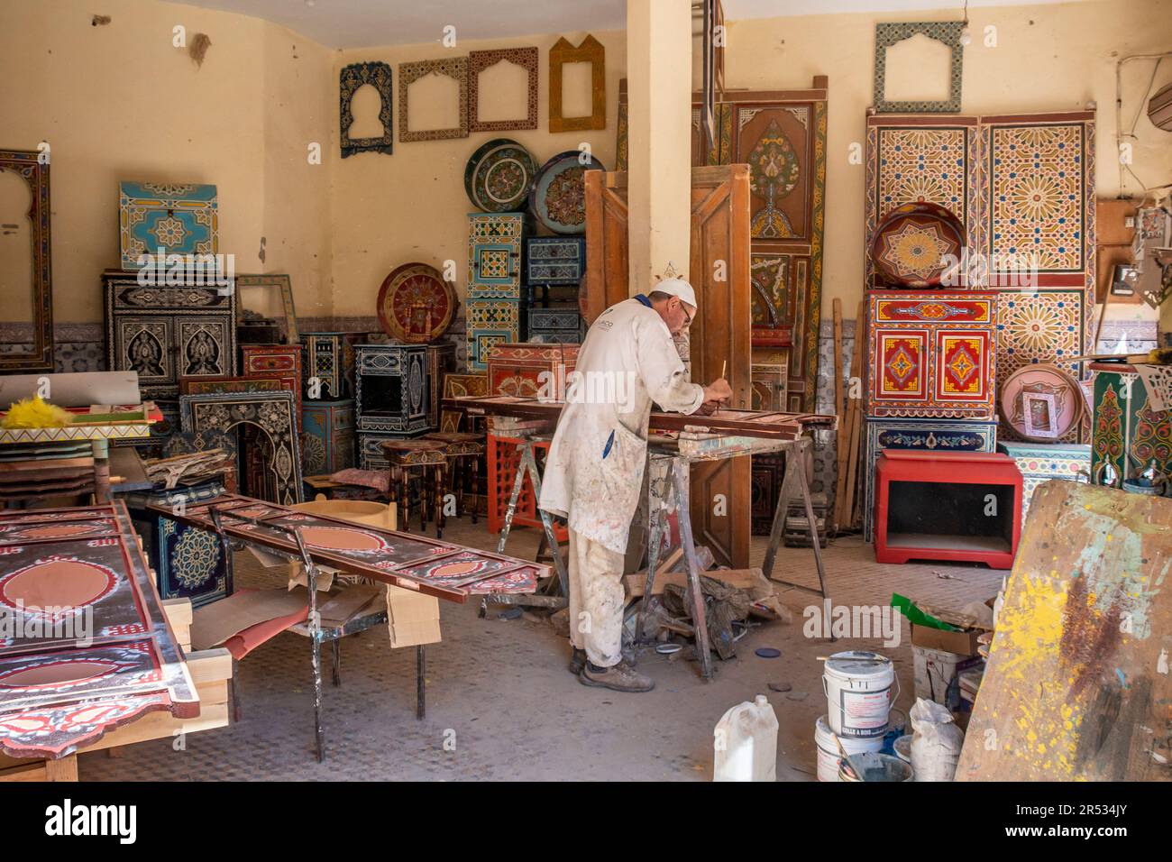 Tradizionale pittura di mobili in Souk el Khemis, Marrakech, Marocco Foto Stock