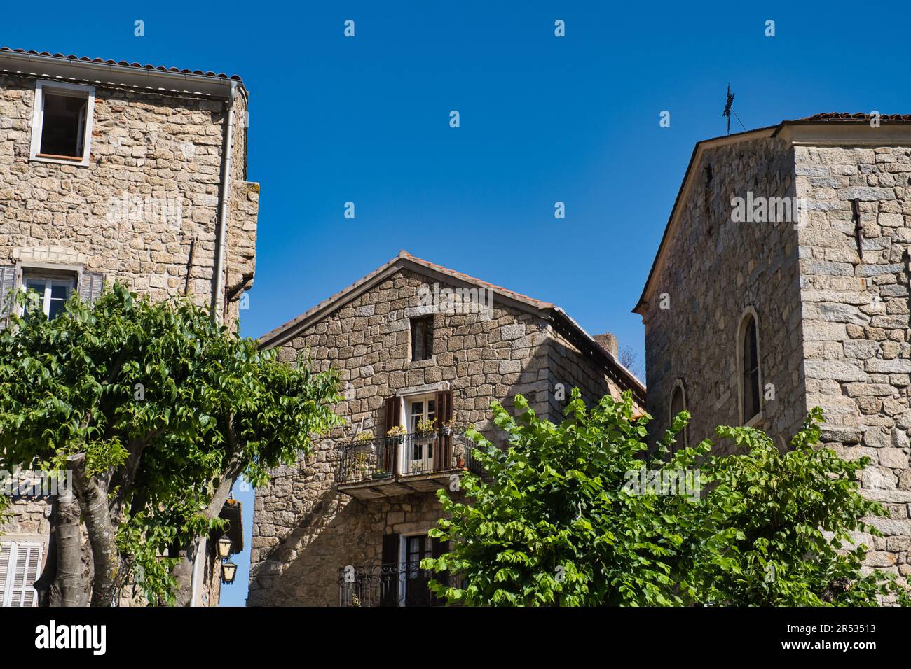 Tipico edificio in pietra locale nel centro storico di Sartene Foto Stock