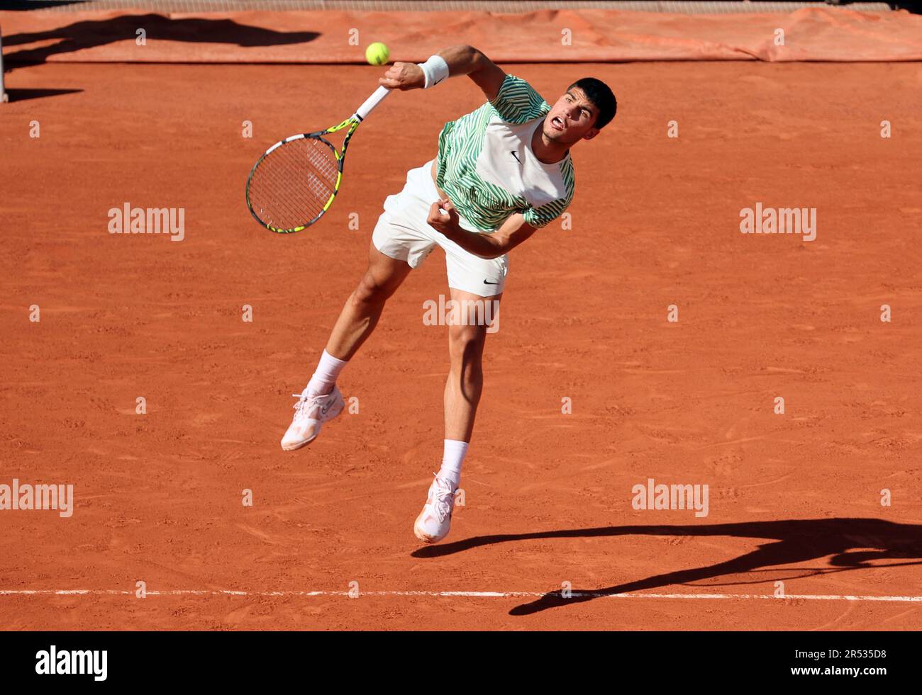Parigi, Francia. 31st maggio, 2023. Carlos Alcatraz, spagnolo, gioca contro  Taro Daniel del Giappone durante la seconda partita al Roland Garros French  Tennis Open di Parigi, in Francia, mercoledì 31 maggio 2023.