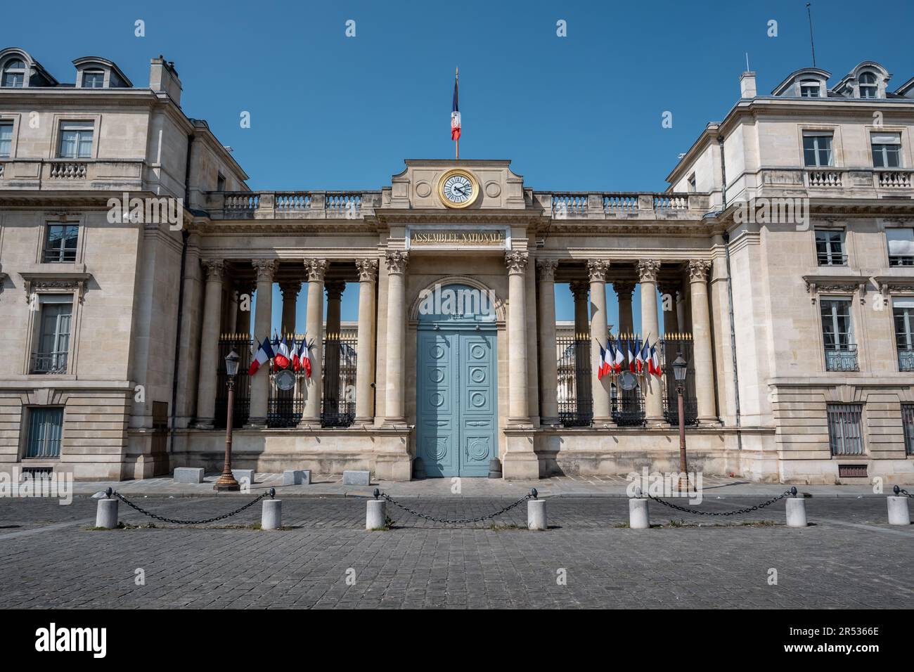 Porta d'ingresso dell'Assemblea nazionale francese in una giornata di sole Foto Stock
