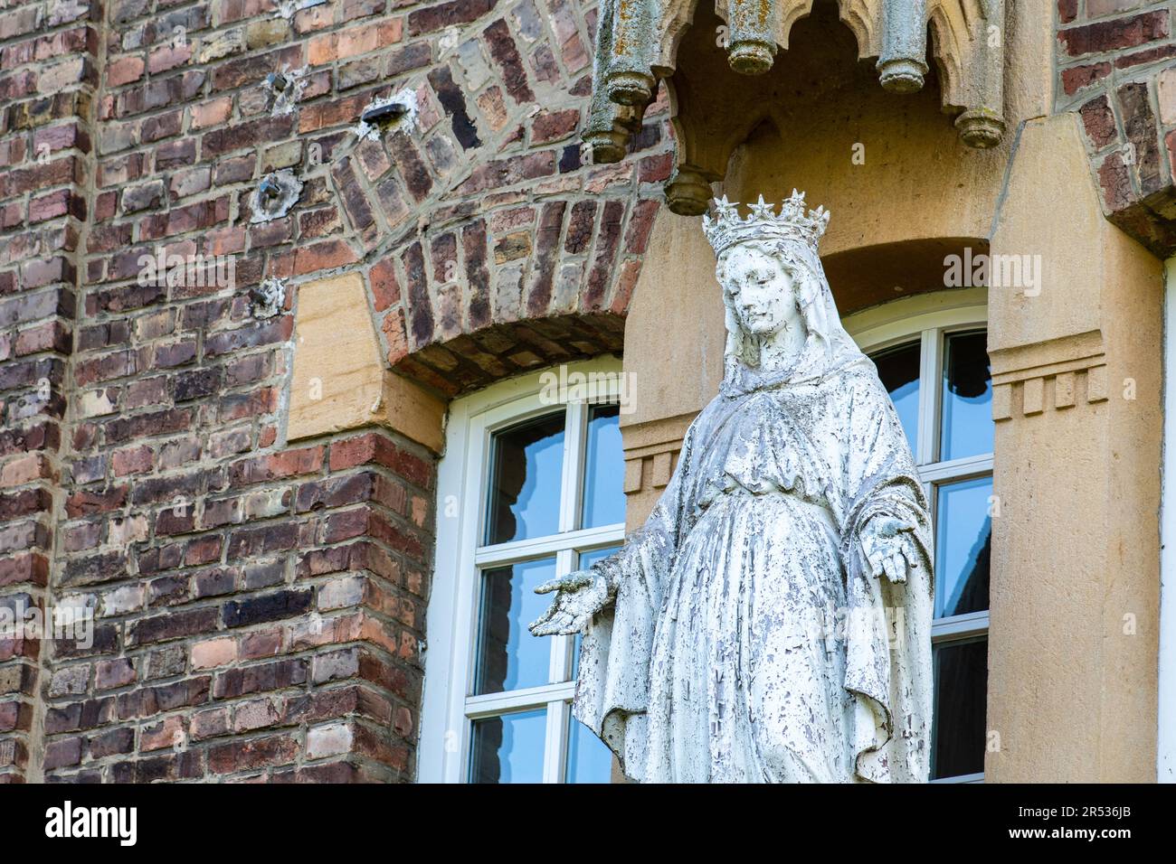 Figura della Vergine Maria di fronte al chiostro di Peppange Lussemburgo Foto Stock