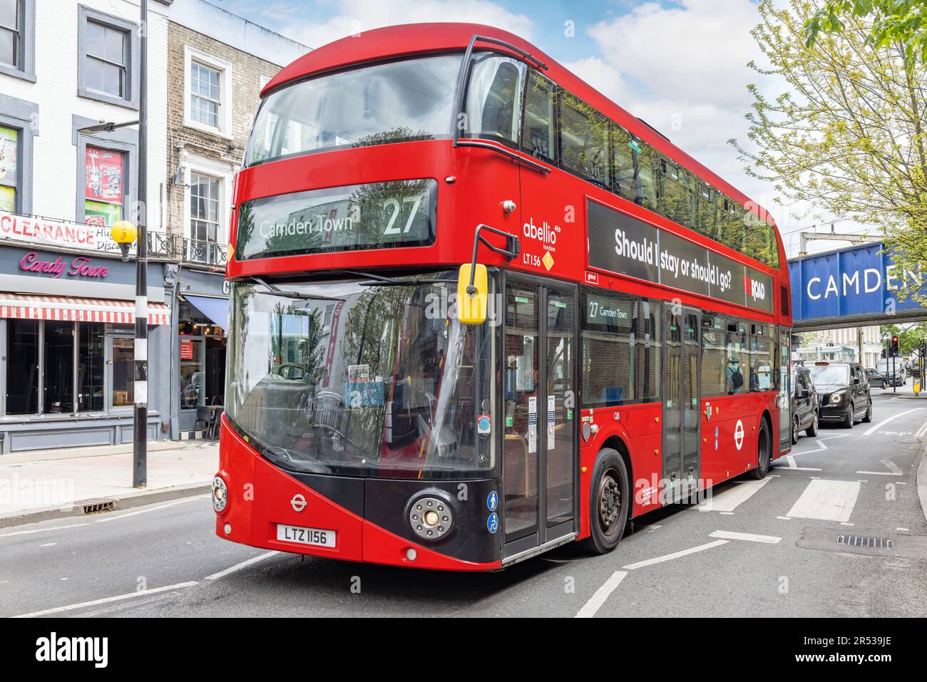 Londra, Regno Unito - 23 maggio 2023: Autobus a due piani rosso per i trasporti pubblici. Simbolo nazionale dell'Inghilterra, l'autobus rosso a due piani è una delle prime cose Foto Stock