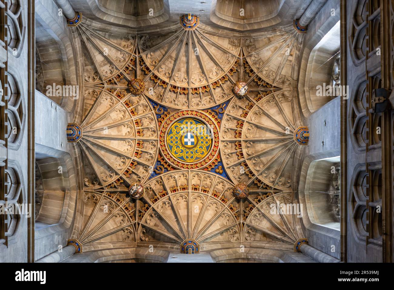 Canterbury, Regno Unito-20 maggio 2023: Tetto della torre campanaria Harry nella cattedrale di Canterbury. Ventilatore che vaulting sotto del campanile Harry all'interno del Canterbury C. Foto Stock
