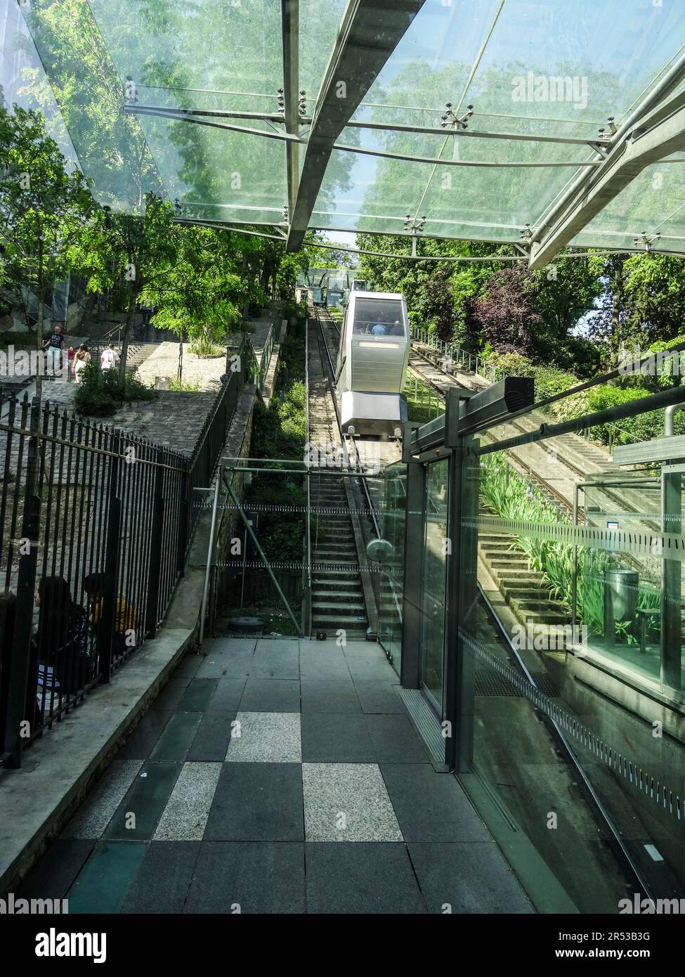 Il Funiculaire de Montmartre fino alla Basilica, al Sacré Coeur de Montmartre, Parigi, con il glorioso sole primaverile. Trasporti pubblici in Francia. Foto Stock