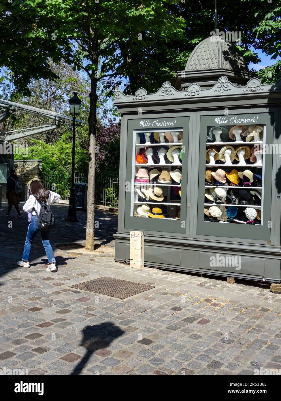 Piccolo negozio di cappelli ai piedi del Funiculaire de Montmartre. Modelli di business Foto Stock