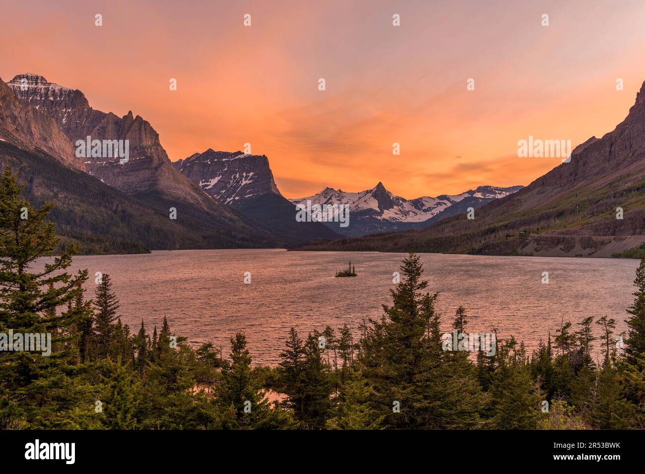 Tramonto sul lago Saint Mary - Una vista panoramica del tramonto primaverile sul lago Saint Mary e sulle sue montagne scoscese circostanti, il Glacier National Park, Montana, USA. Foto Stock