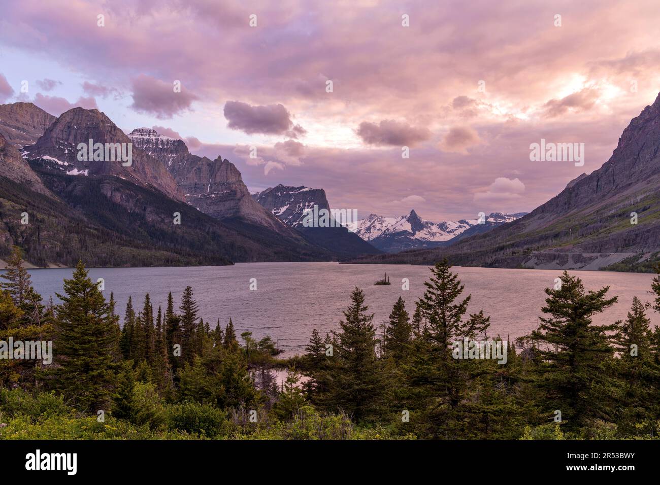 Tramonto primaverile al Lago di Saint Mary - Una colorata vista del tramonto primaverile del Lago di Saint Mary e delle sue ripide montagne circostanti. Glacier National Park, Montana, Stati Uniti. Foto Stock