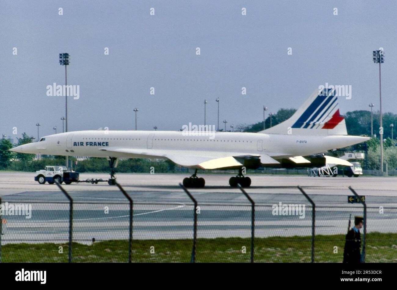 F-BVFA Air France Concorde 205 visto sotto traino a Parigi CDG (Roissy) Foto Stock