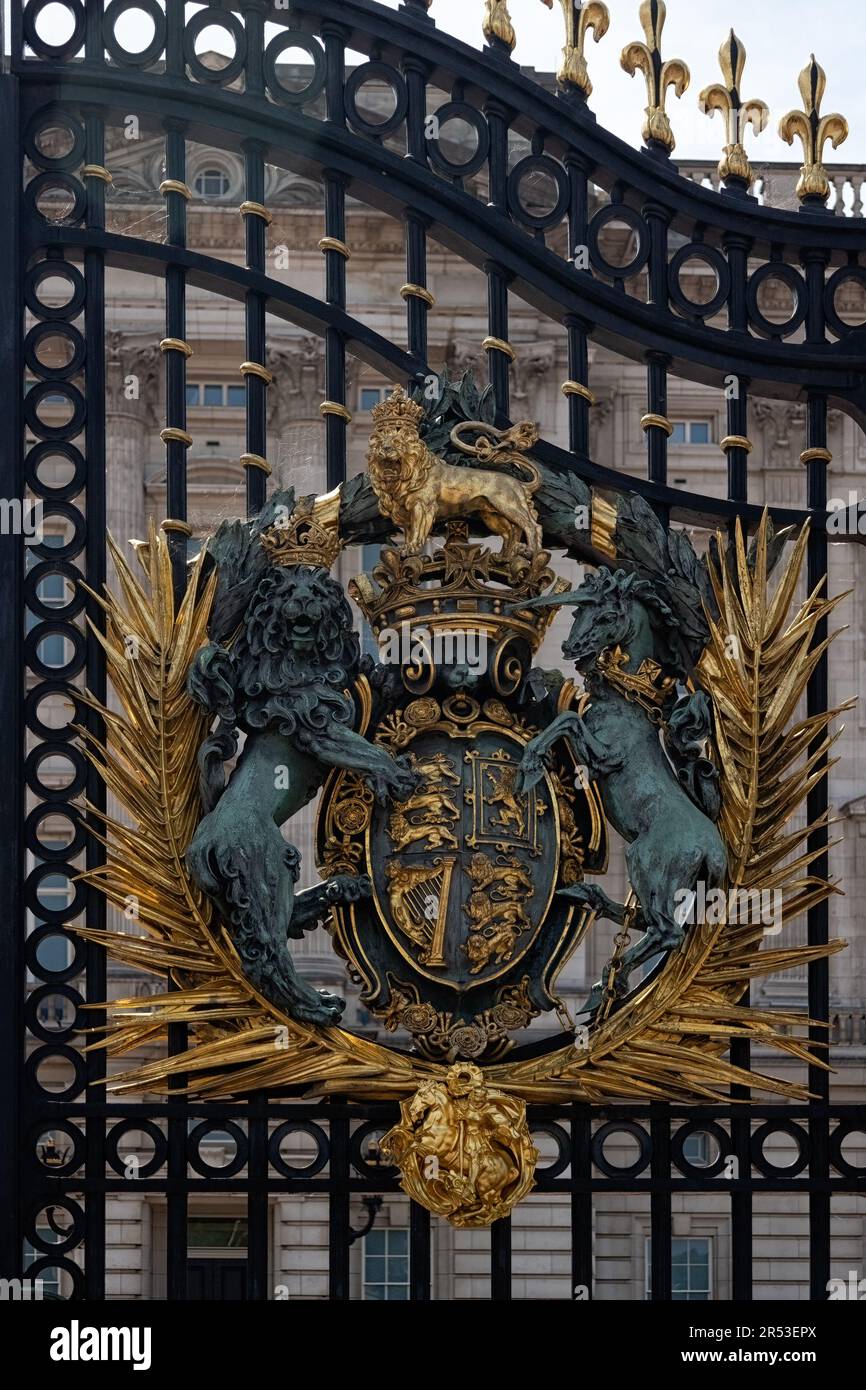 LONDRA, Regno Unito - 28 MAGGIO 2023: Il Royal Coat of Arms sulle porte in ferro battuto di Buckingham Palace Foto Stock