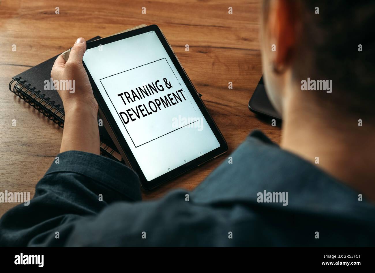 Concetto aziendale. Una donna tiene in mano un tablet sullo schermo di cui è scritto - formazione e sviluppo Foto Stock