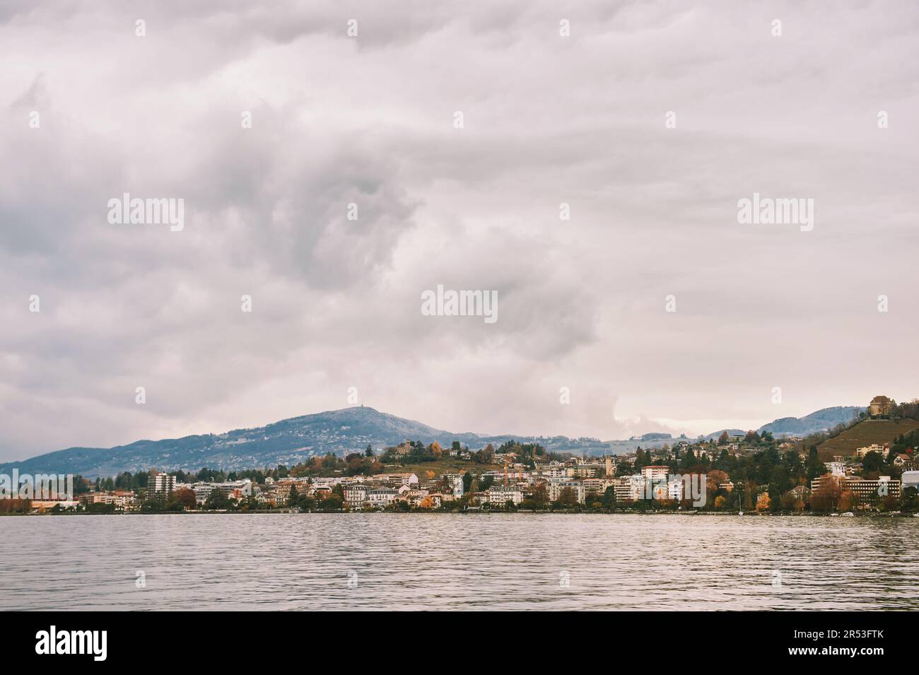 Paesaggio autunnale della città di Montreux in una giornata fredda, Svizzera Foto Stock