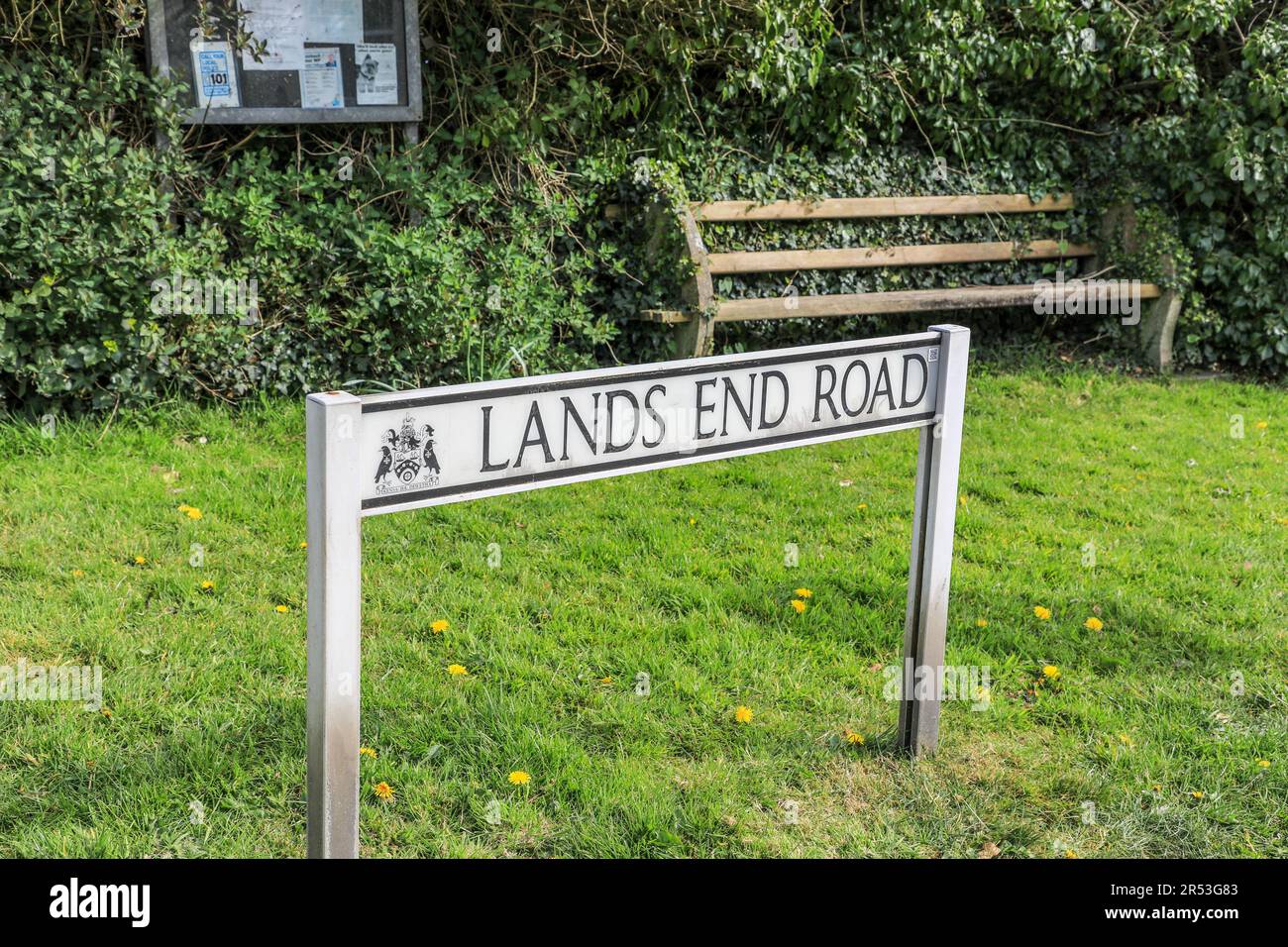 Un cartello di Lands End Road o un cartello stradale a St Buryan, Cornovaglia, Inghilterra, Regno Unito Foto Stock