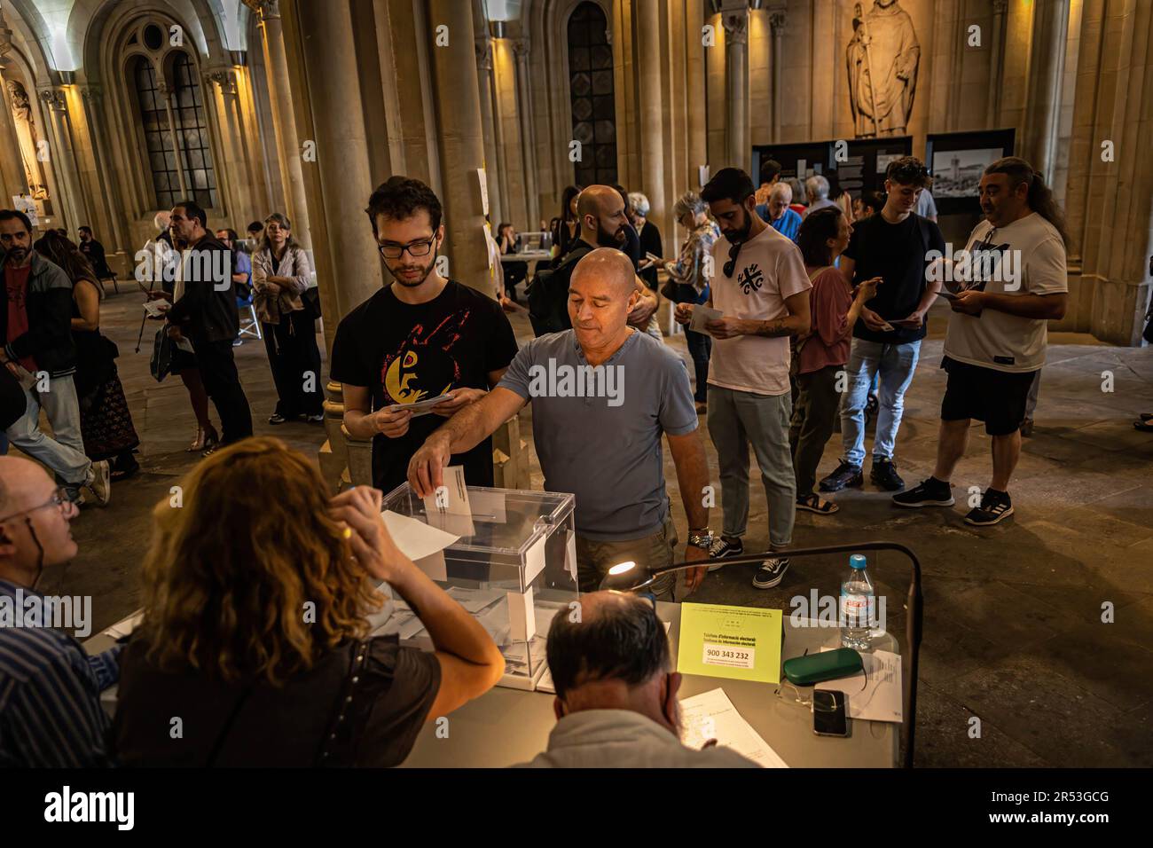 Un elettore lancia il suo voto al di fuori di uno dei seggi elettorali. La celebrazione delle elezioni comunali a Barcellona, che segna l'elezione del nuovo sindaco. Foto Stock