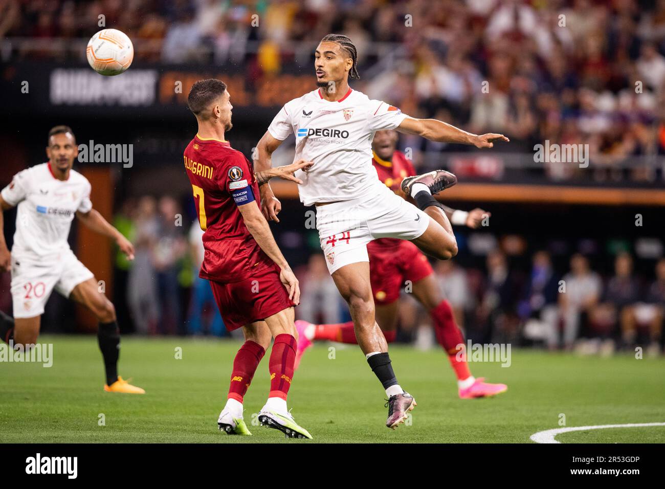 Budapest, Ungheria. 31st maggio, 2023. Loic Bade (44) di Siviglia e Lorenzo Pellegrini (7) di Roma visto durante la finale della UEFA Europa League tra Siviglia e Roma alla Puskas Arena in Ungheria. (Photo Credit: Gonzales Photo/Alamy Live News Foto Stock