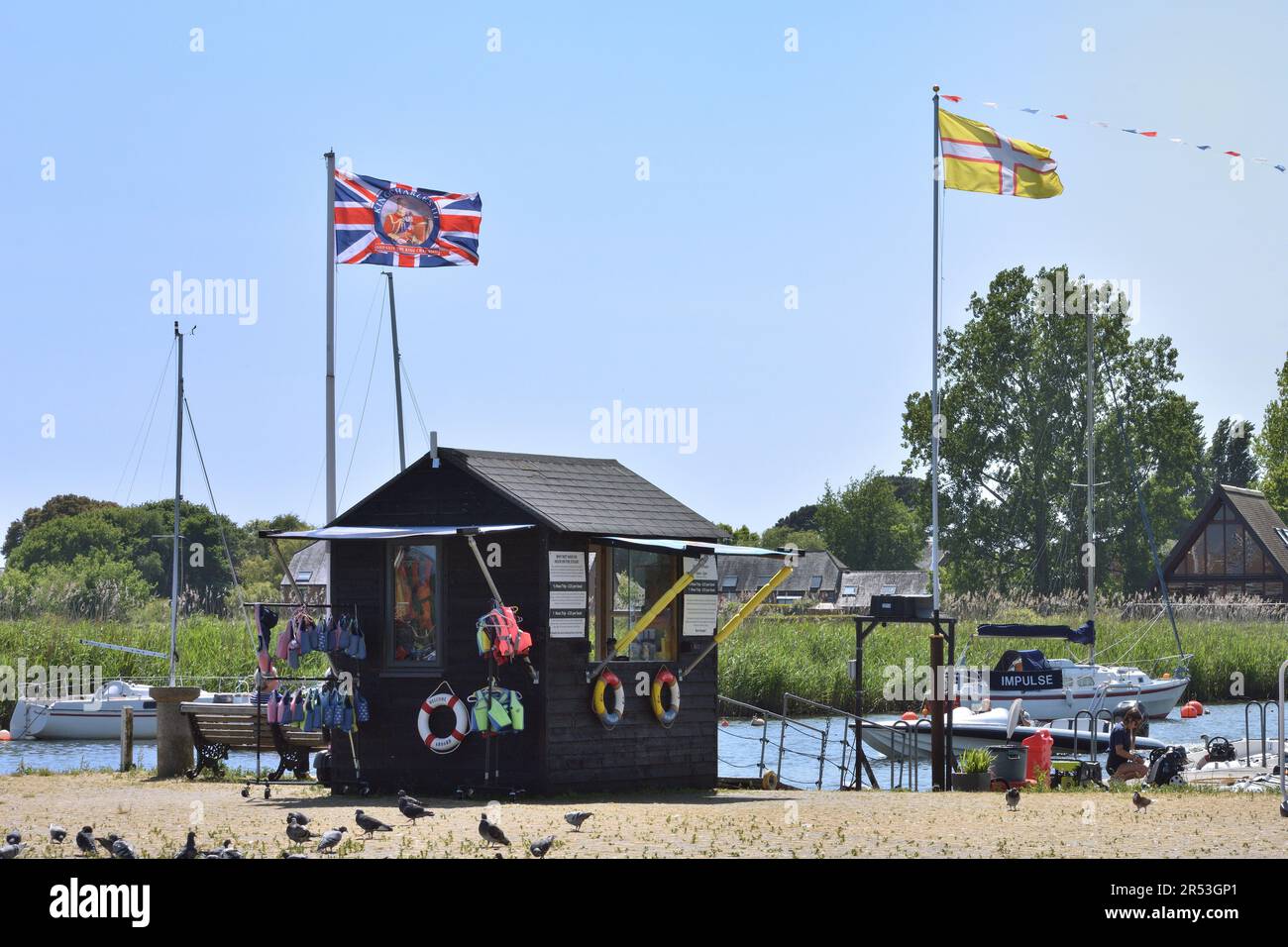 Noleggio barche sul Quayside di Christchurch con bandiera di incoronazione dei Re Foto Stock