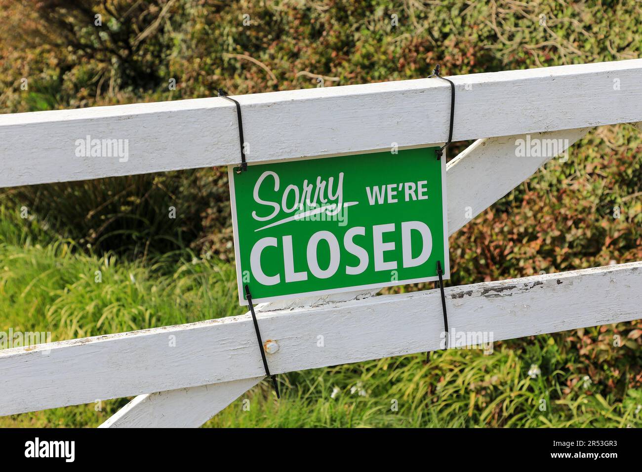 Un cartello su un cancello di legno che dice "Sorry we're closed", Inghilterra, Regno Unito Foto Stock