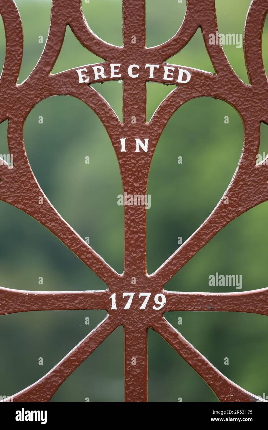Il ponte di ferro, eretto nel 1779, Ironbridge, Telford, Shropshire, Inghilterra, REGNO UNITO Foto Stock