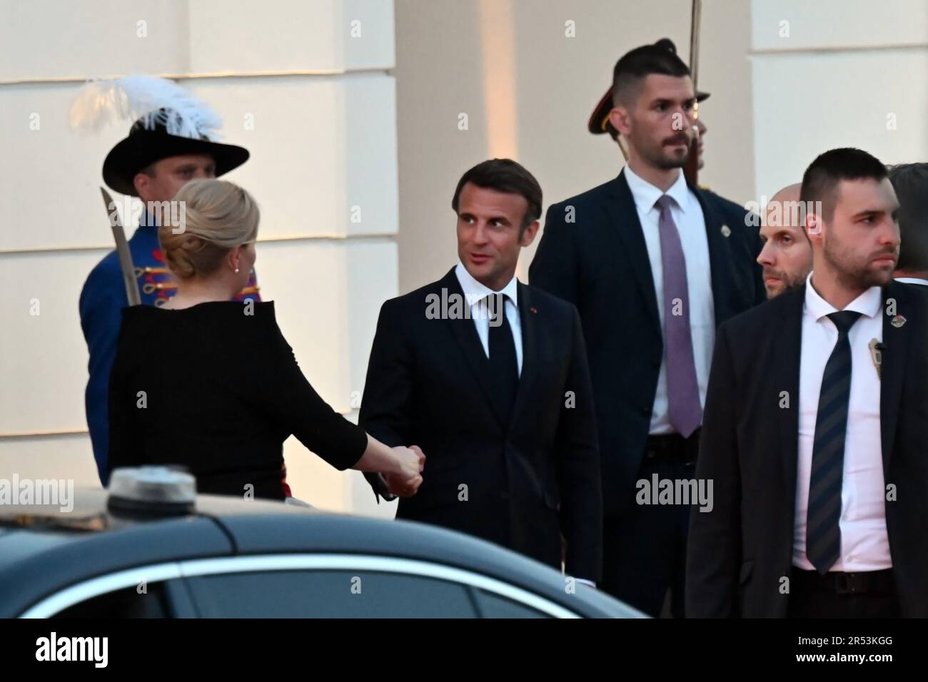 Bratislava, Slovacchia - 31 2023 maggio: il presidente francese Emmanuel Macron stringe le mani con il presidente slovacco Zuzana Caputova fuori dal palazzo presidenziale Foto Stock