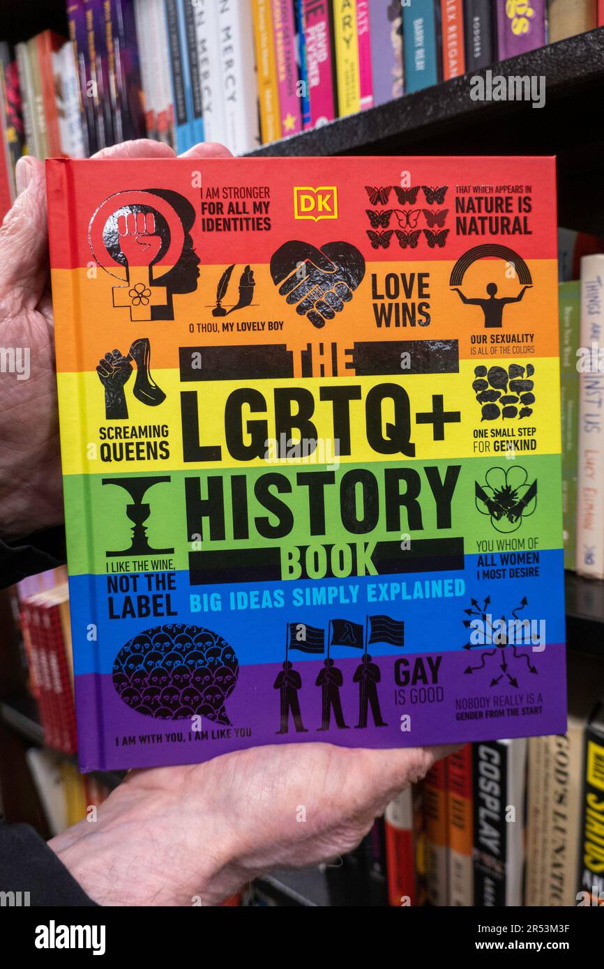 Barnes & Noble Booksellers sulla Fifth Avenue a New York City ha una vasta selezione di libri e riviste, USA 2023 Foto Stock