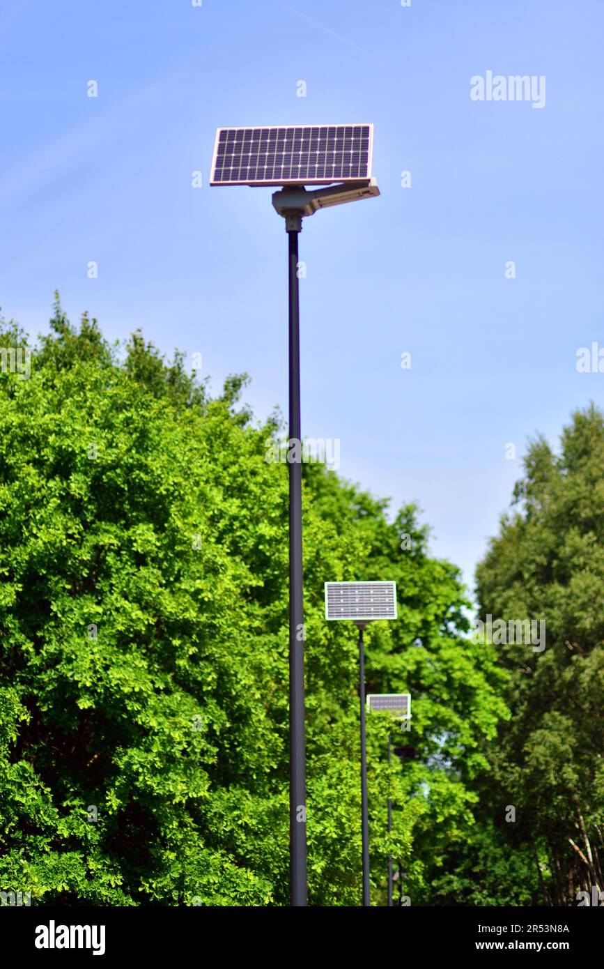 Luce stradale alimentata da pannello solare con batteria inclusa. Energia alternativa dal sole. Foto Stock