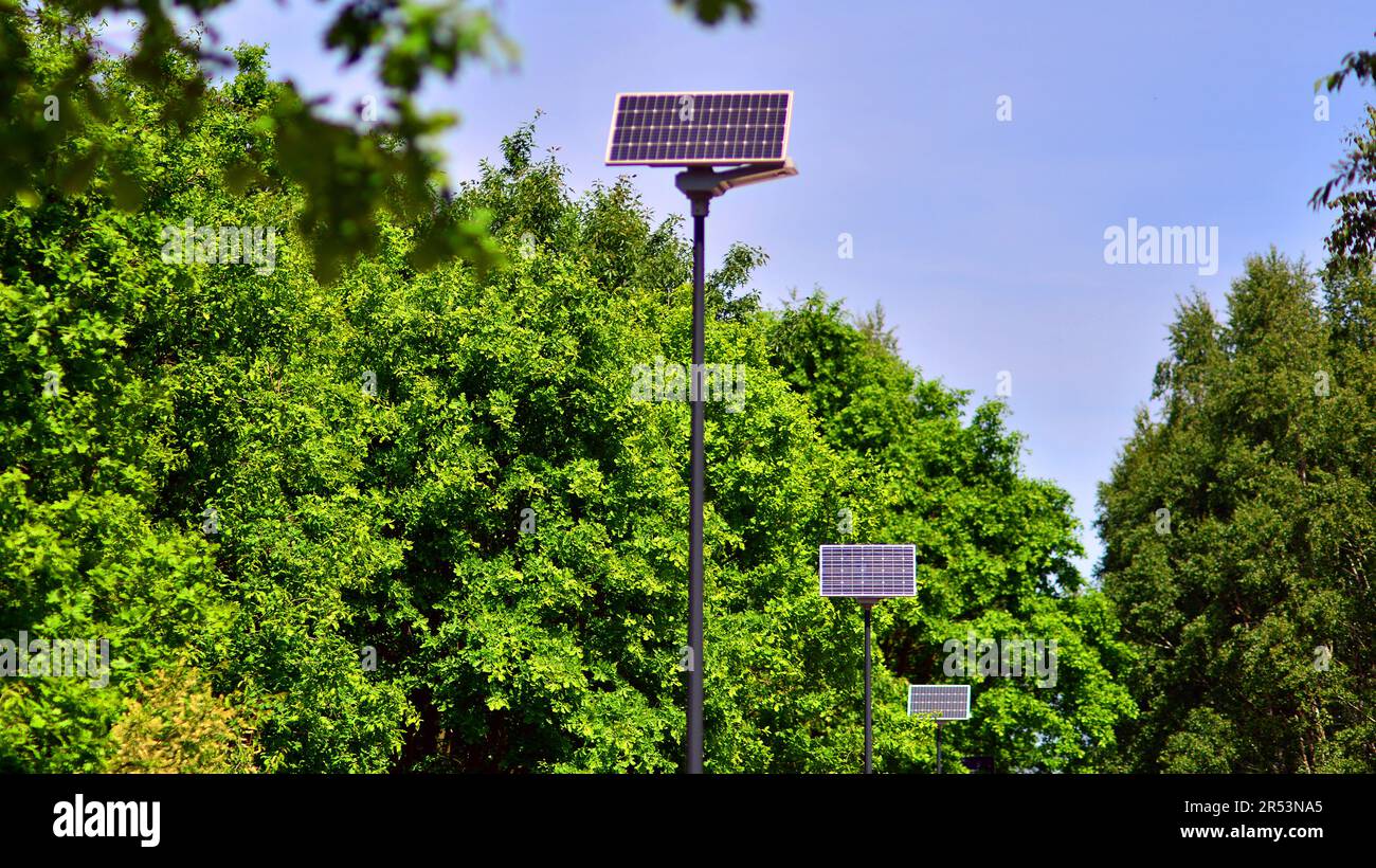 Luce stradale alimentata da pannello solare con batteria inclusa. Energia alternativa dal sole. Foto Stock