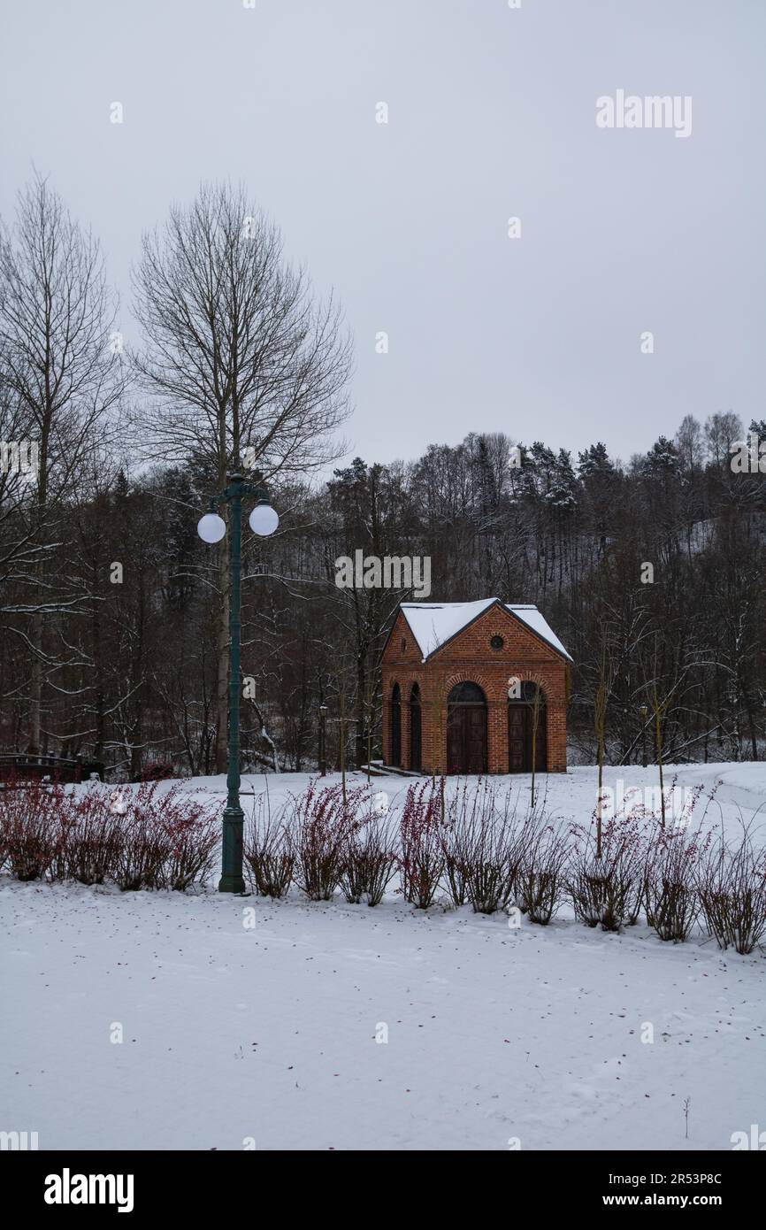 Edificio in mattoni innevato Foto Stock