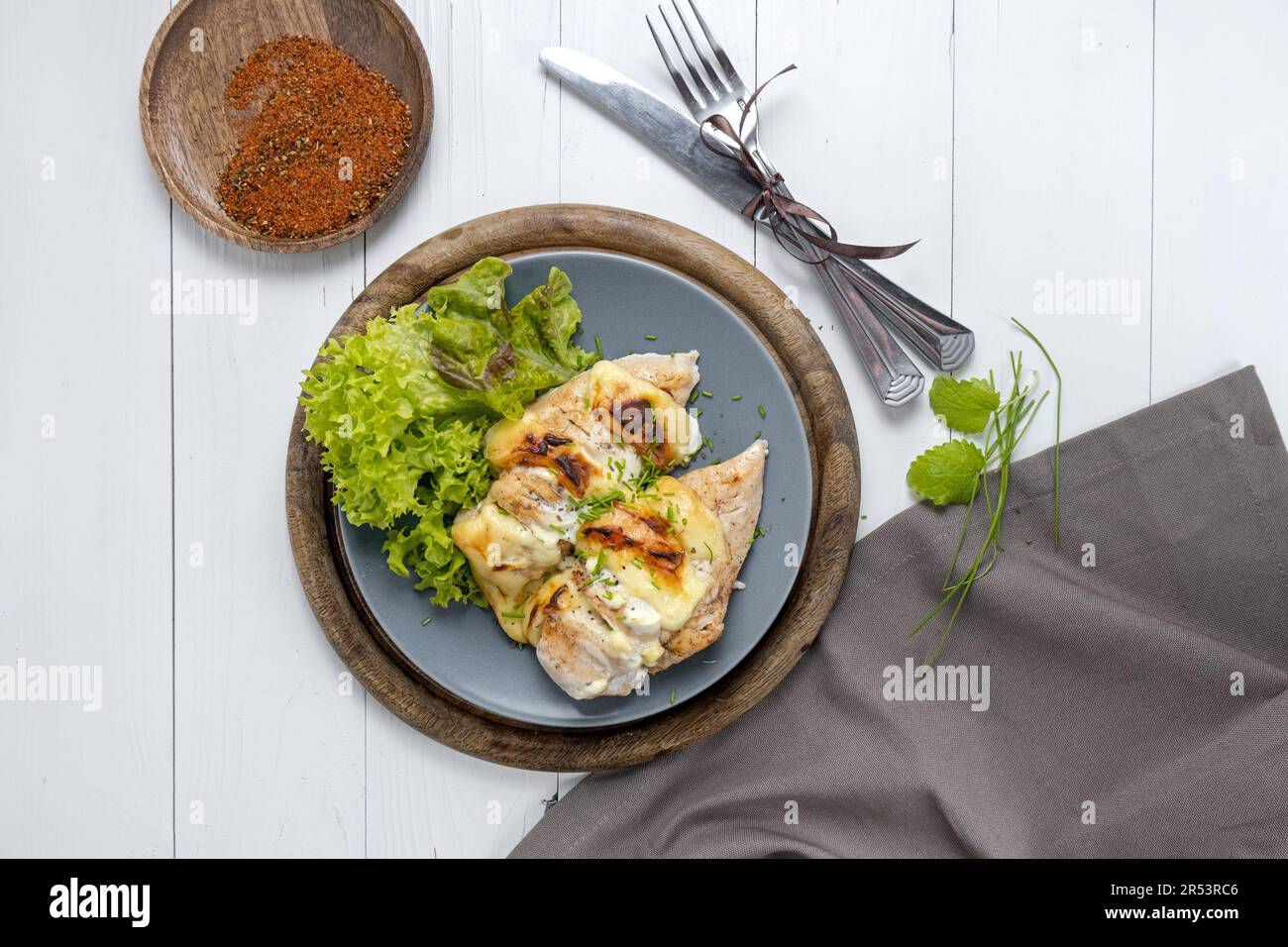 Filetto di pollo cotto su un piatto, vista dall'alto Foto Stock