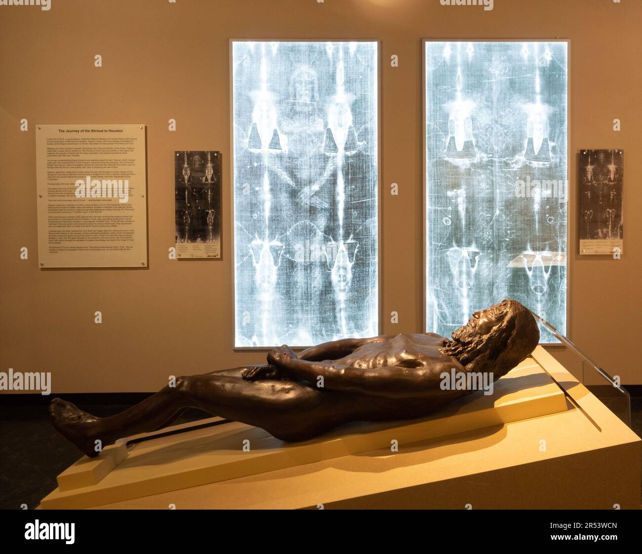 Mostra della Sindone di Torino di recente apertura al Museo Nazionale di Storia Funeraria di Houston, Texas, con foto in bianco e nero del passaggio e un scu Foto Stock