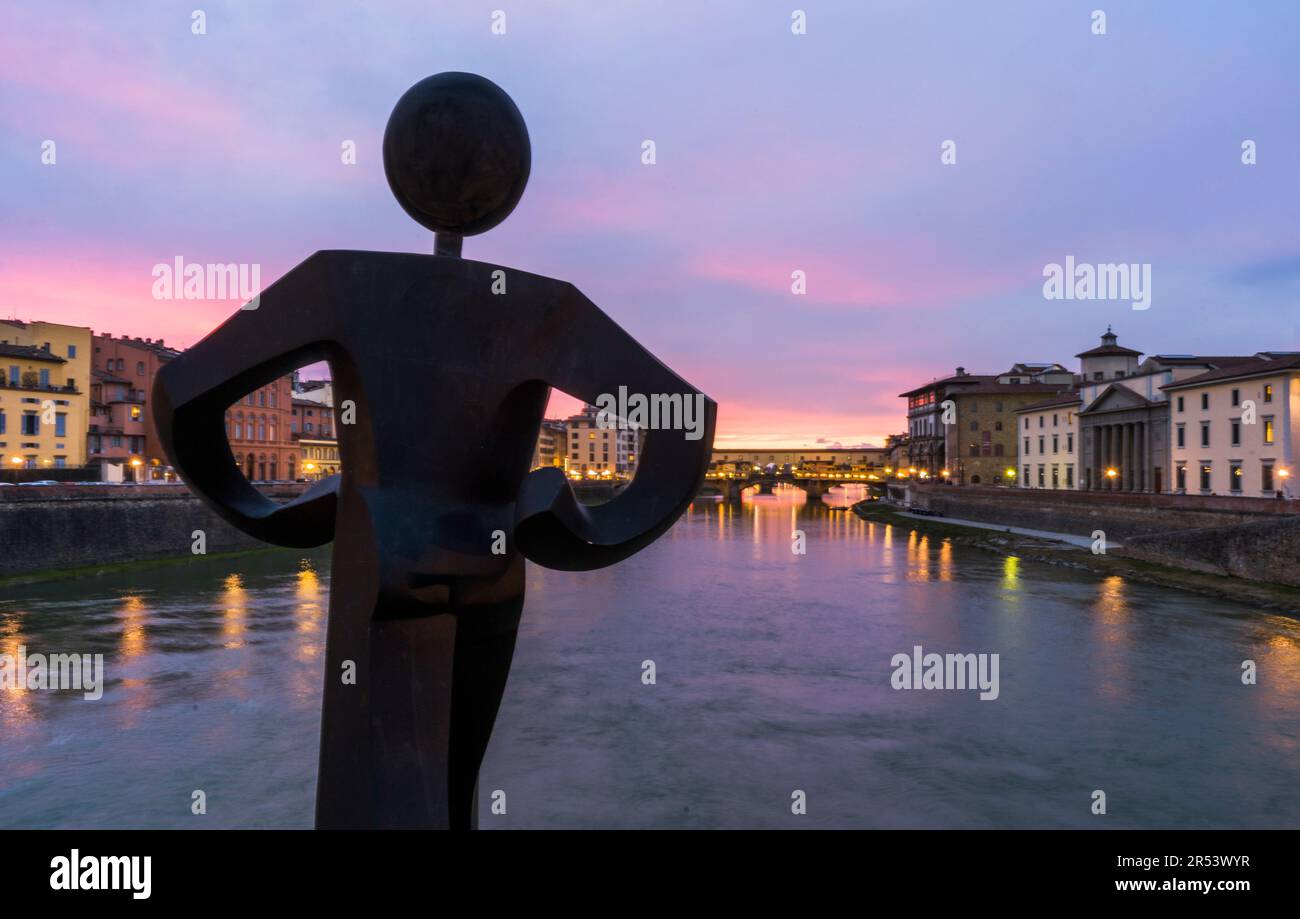 Firenze, 9 2023 marzo: Uomo comune (uomo comune) è una statua sul fiume Arno creata dall'artista Clet Abraham Foto Stock