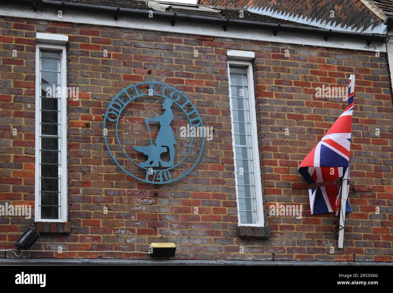Targa a ironmongers di Odell su Stony Stratford High Street: Odell & Company, 1740 con Union Jack. Foto Stock